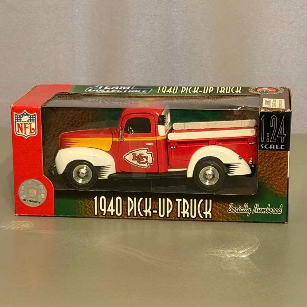 NFL Kansas City Chiefs 1940 Pick-Up Truck Limited Edition 1:24
Scale Die-Cast